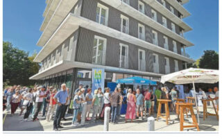 CARL Hochhaus zieht Massen an